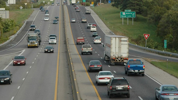 Cars_driving_on_an_expressway