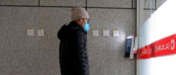 این مرد که صورت خود را با ماسک پوشانده است در حال اسکن چهره خود با دستگاه تشخیص چهره می باشد تا بتواند به دفتر کارخانه تولید کننده لوازم الکترونیکی چینی Hanwang Technology در پکن وارد شود. این عکس در 6 مارس 2020 گرفته شده است.